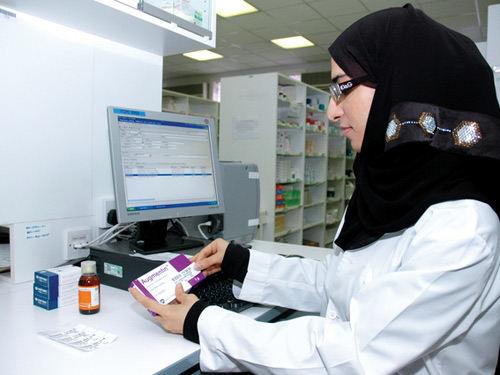 أم وابنها ينصبان على صيدلي.. والكاميرا تكشفهما (فيديو)