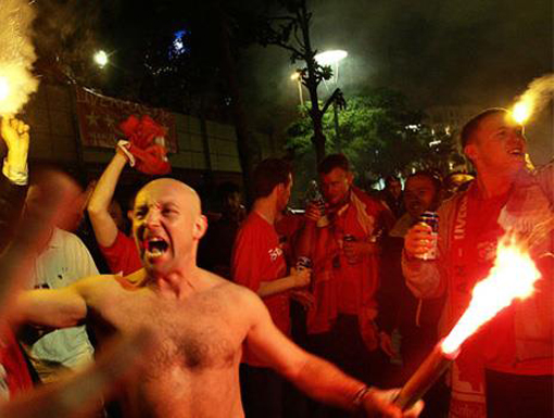 مشجع كاد يقتل نفسه فرحاً بفريقة في الدوري البرازيلي