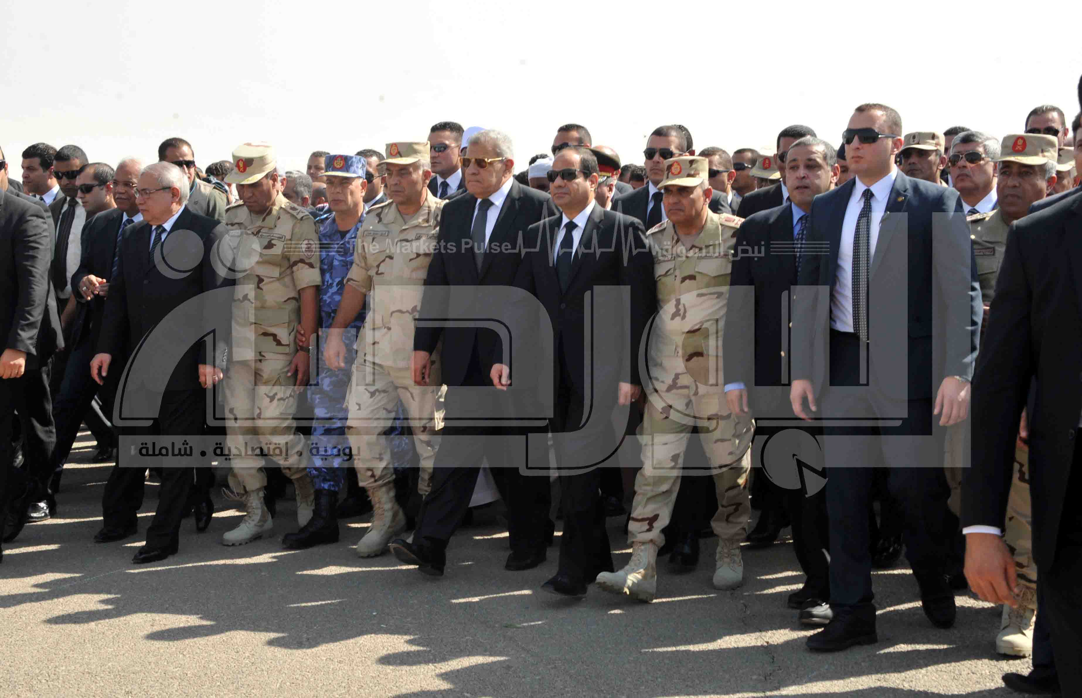بالصور .. السيسي يحضر الجنازة العسكرية لــ “شهداء العريش”