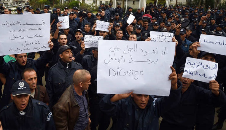 مكافحة الشغب الجزائرية تصنع احتجاجات واسعة المدى بسبب الوضع الاجتماعى