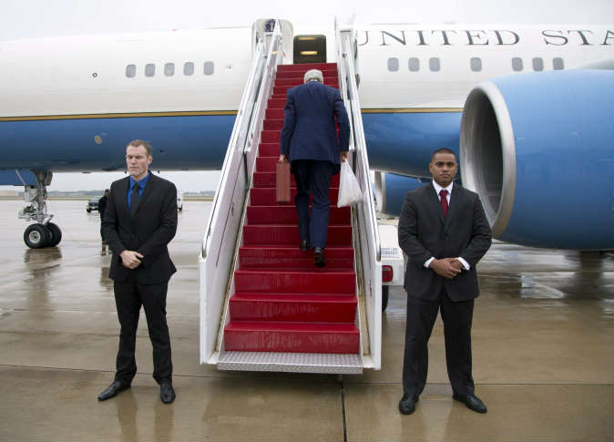 كيري يغادر القاهرة بعد مشاركته في مؤتمر اعادة اعمار غزة