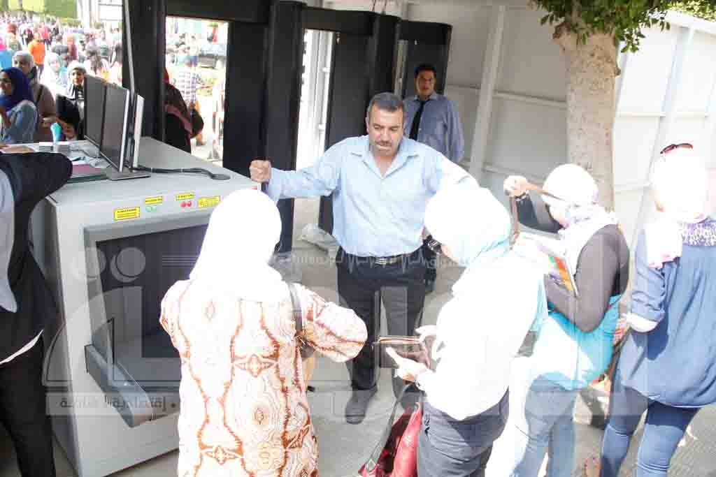 تشديد الاجراءات الامنية وتفتيش حقائب الطالبات بـ”جامعة القاهرة”