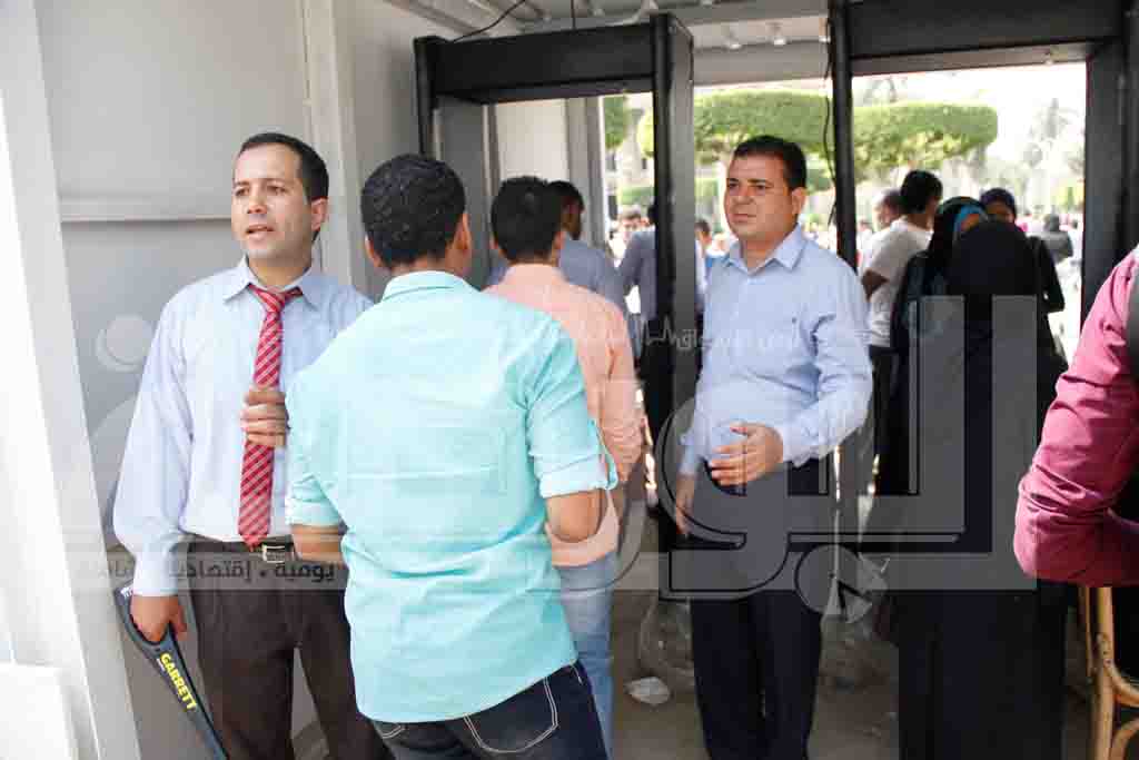 تشديد الاجراءات الامنية وتفتيش حقائب الطالبات بـ”جامعة القاهرة”