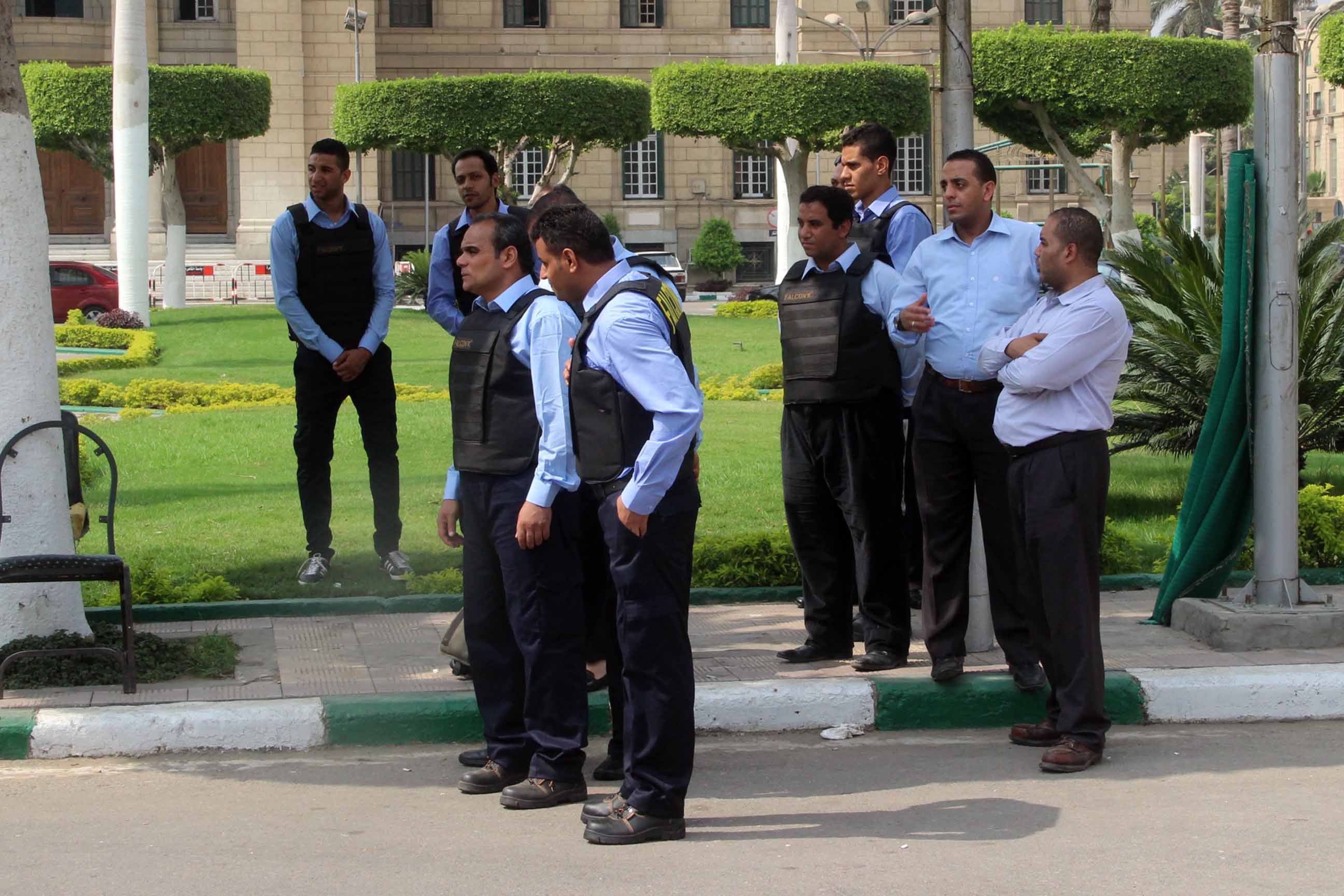 “فالكون” تسحب أفرادها من امام جامعات “الأزهر” و”القاهرة” و”عين شمس” بعد إقتحامهما