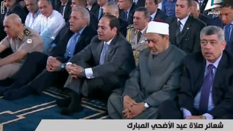 وقفا بعرفة الجمعة وصليا العيد مع السيسي السبت.. جدل بمصر حول محلب وإبراهيم: حج كامل أم منقوص؟