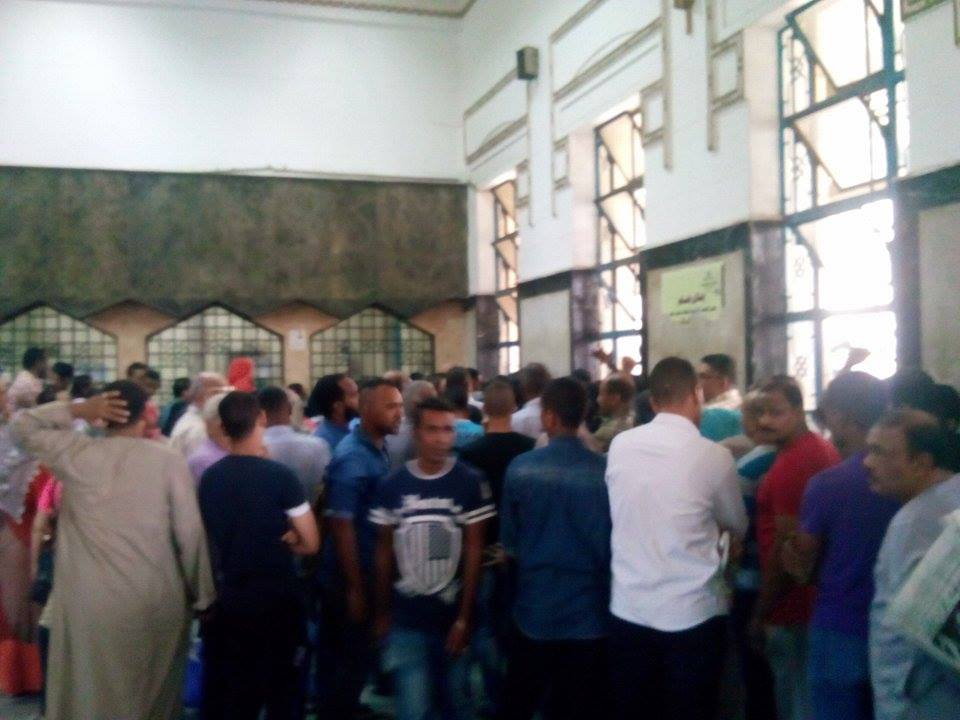 بالصور .. زحام المواطنين داخل محطة السكة الحديد لحجز التذاكر