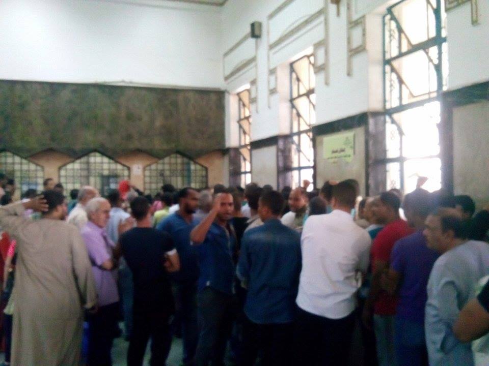 بالصور .. زحام المواطنين داخل محطة السكة الحديد لحجز التذاكر