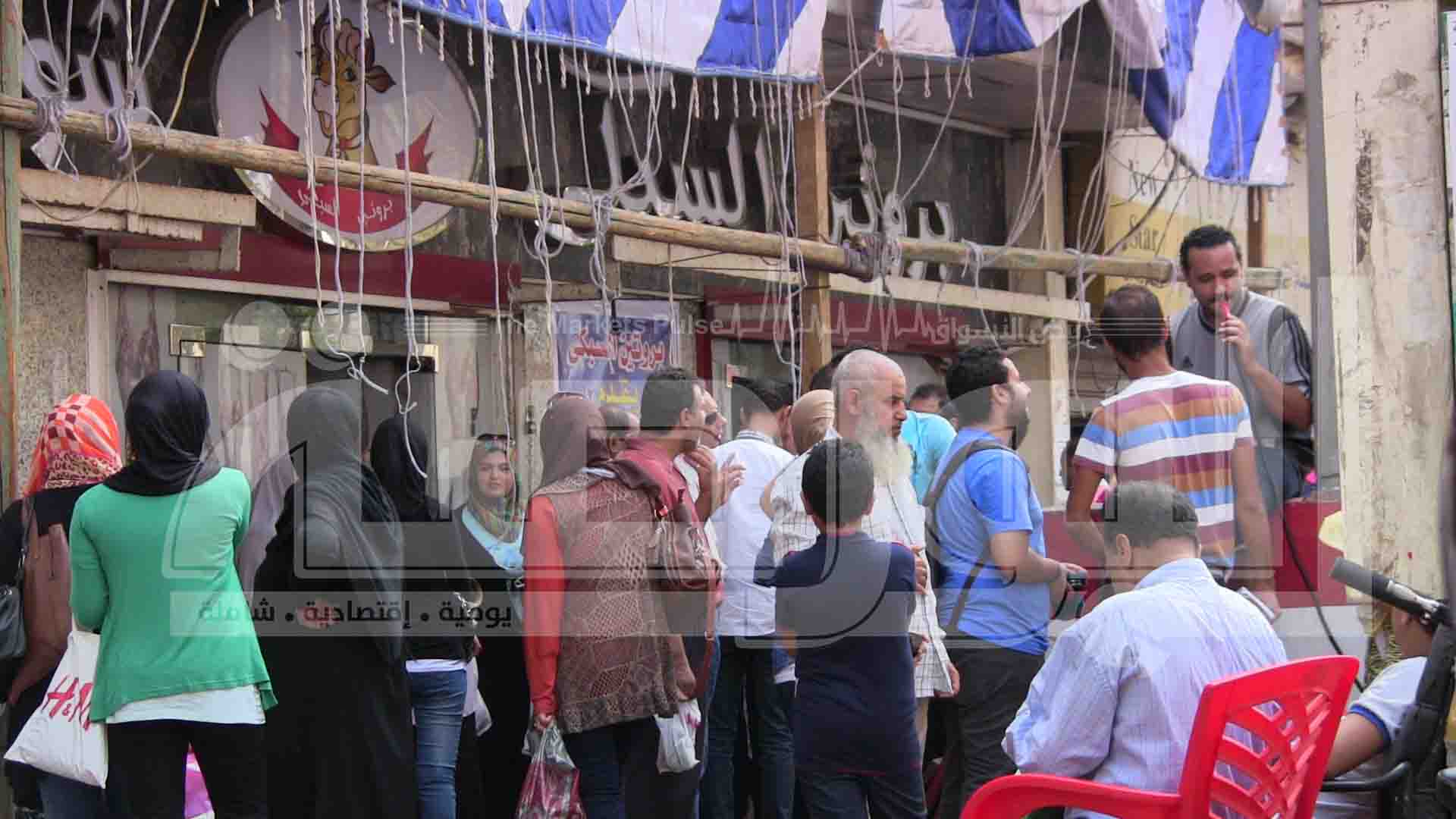 زحام المواطنون لشراء اللحوم امام محلات السبكى