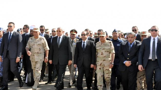 بالصور| "السيسي" يتقدم جنازة شهداء الحادث الإرهابي بسيناء