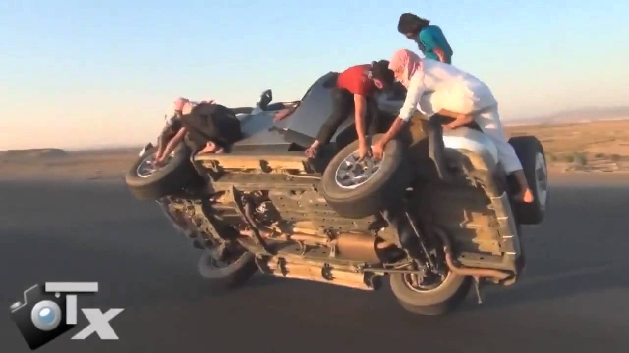 بالفيديو..مجموعة من المغامرين السعوديين يبدلون عجلات السيارة أثناء القيادة