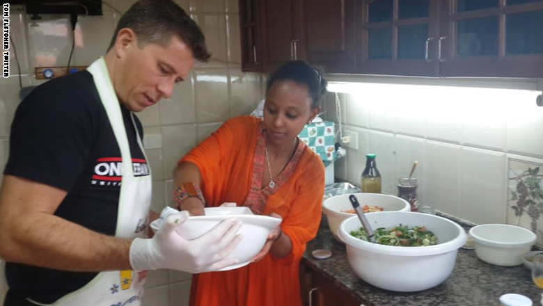 بالصور..سفير بريطانيا في لبنان يؤدي دور عاملة منزلية ليوم واحد