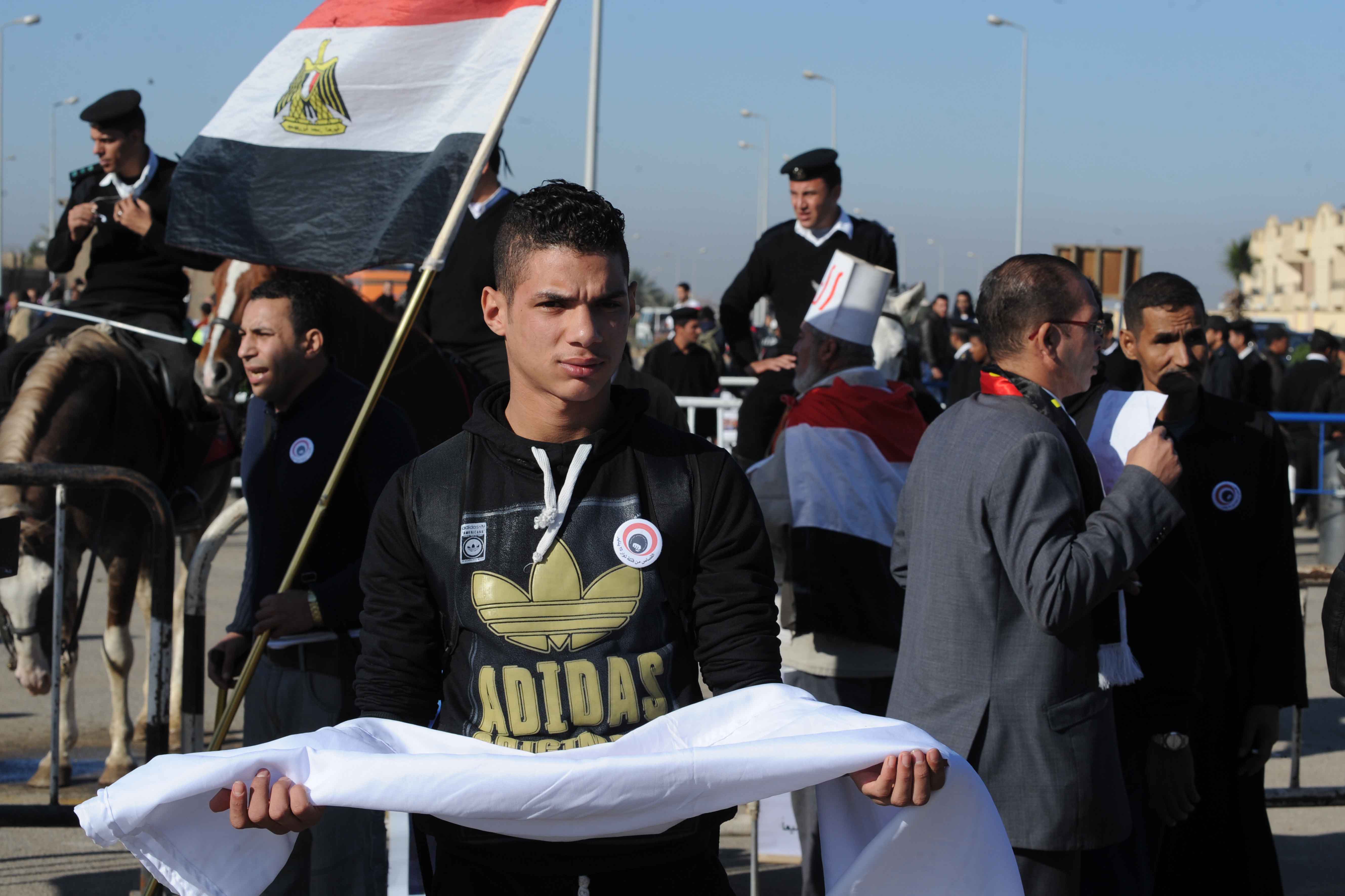 انصار مبارك وأهالى الشهداء امام اكاديمية الشرطة