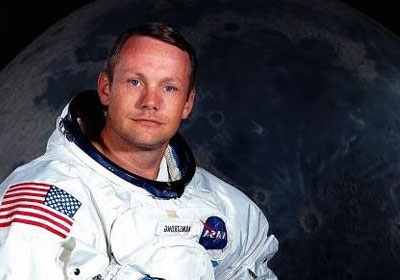 اول رائد فضاء هبط على سطح القمر