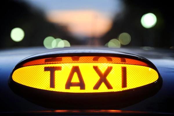 سيدة أعمال تؤسس أكاديمية لتعليم البنات قيادة التاكسي