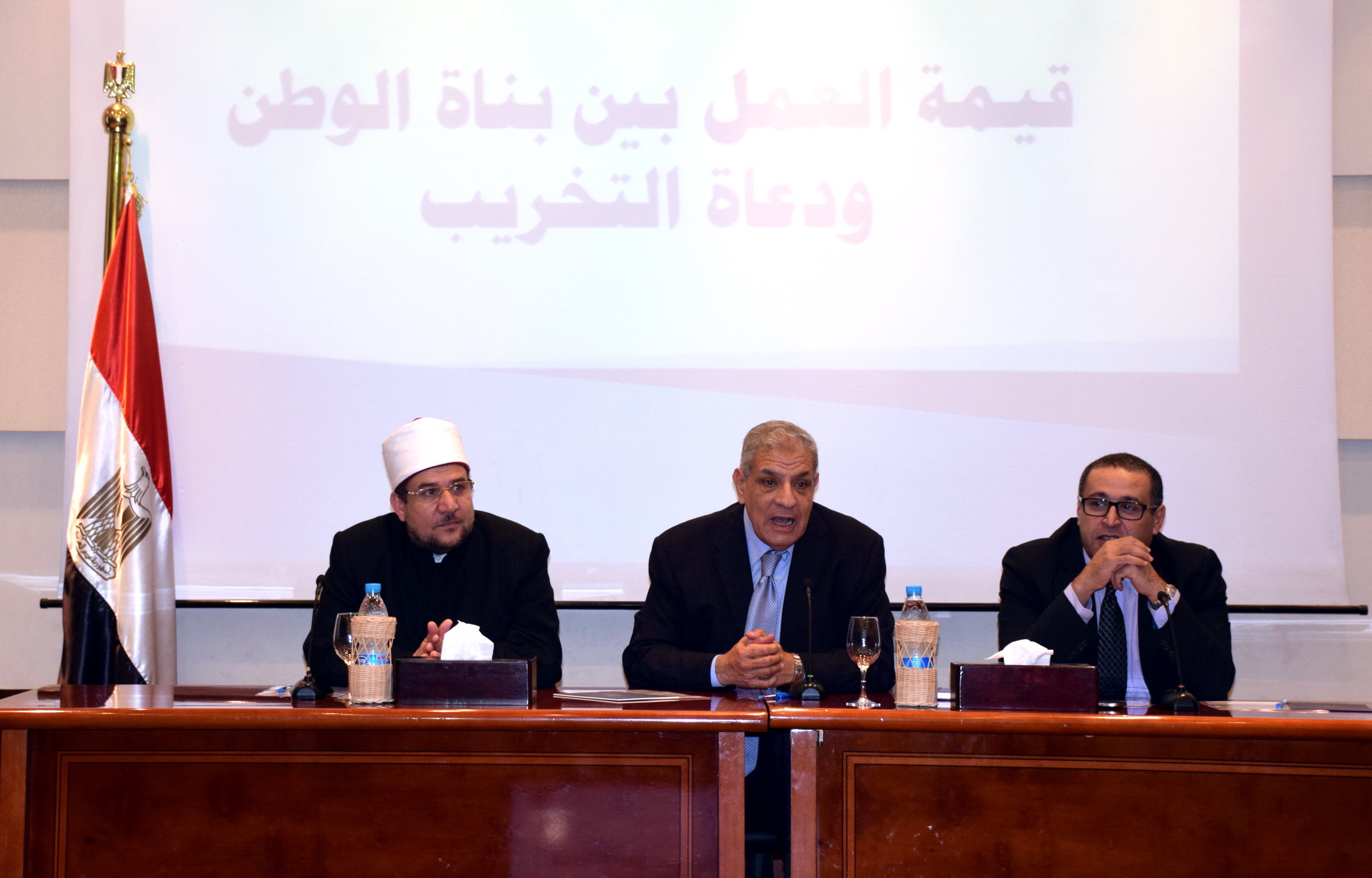 رئيس مجلس الوزراء يفتتح أولى الندوات التثقيفية