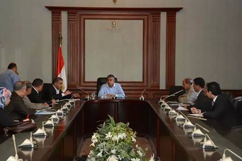 وزير التموين خلال الاجتماع الذي عقده لمتابعة الخطوات التنفيذية للمركز اللوجيستي