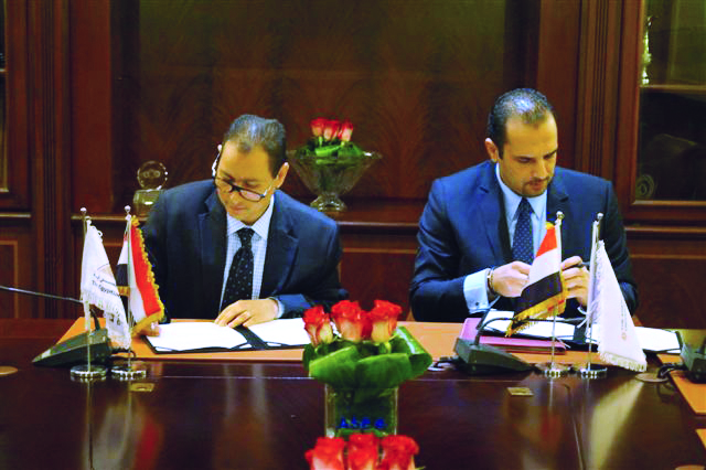 البورصة توقع اتفاقية تعاون مع “الجامعة الأمريكية” لرفع قدرات الشركات الصغيرة