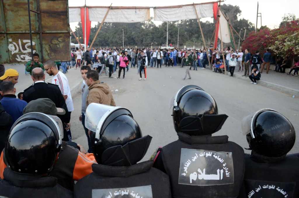 قوات الامن تحتجز رابطة مشجعى مصر قبل الدخول الى ستاد القاهرة الدولى فى مباراة مصر والسنغال فى التصفيات المؤهلة لكأس الامم الافريقية