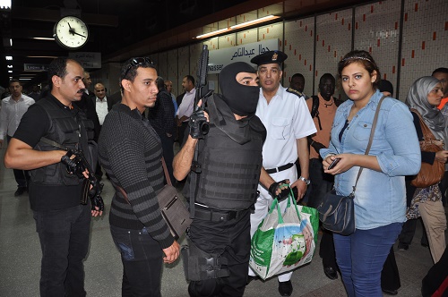 عمليات ضبط الباعة الجائلين فى محطات مترو الانفاق - ارشيفية