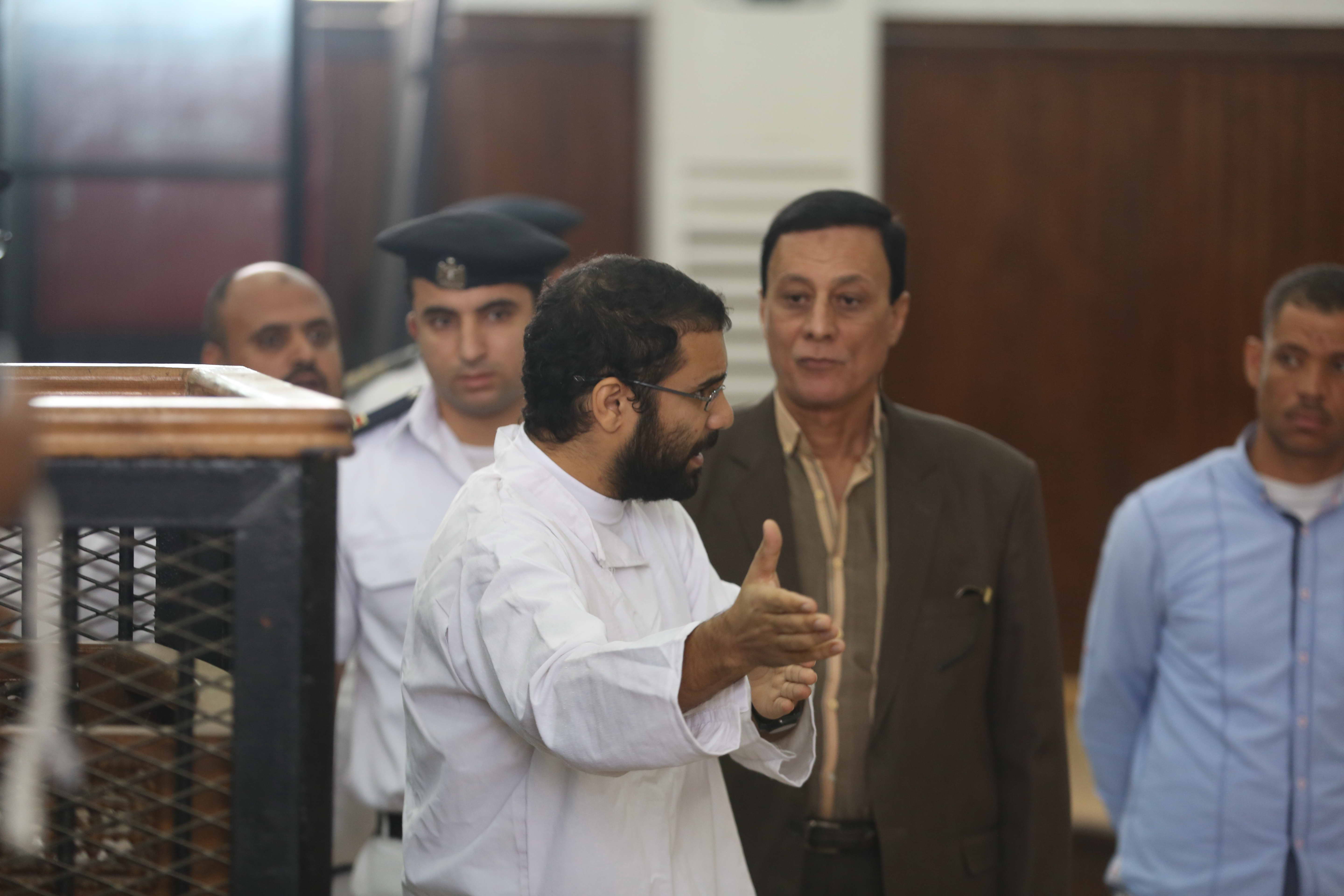 بالصور.. محاكمة علاء عبد الفتاح فى قضية احداث مجلس الشورى