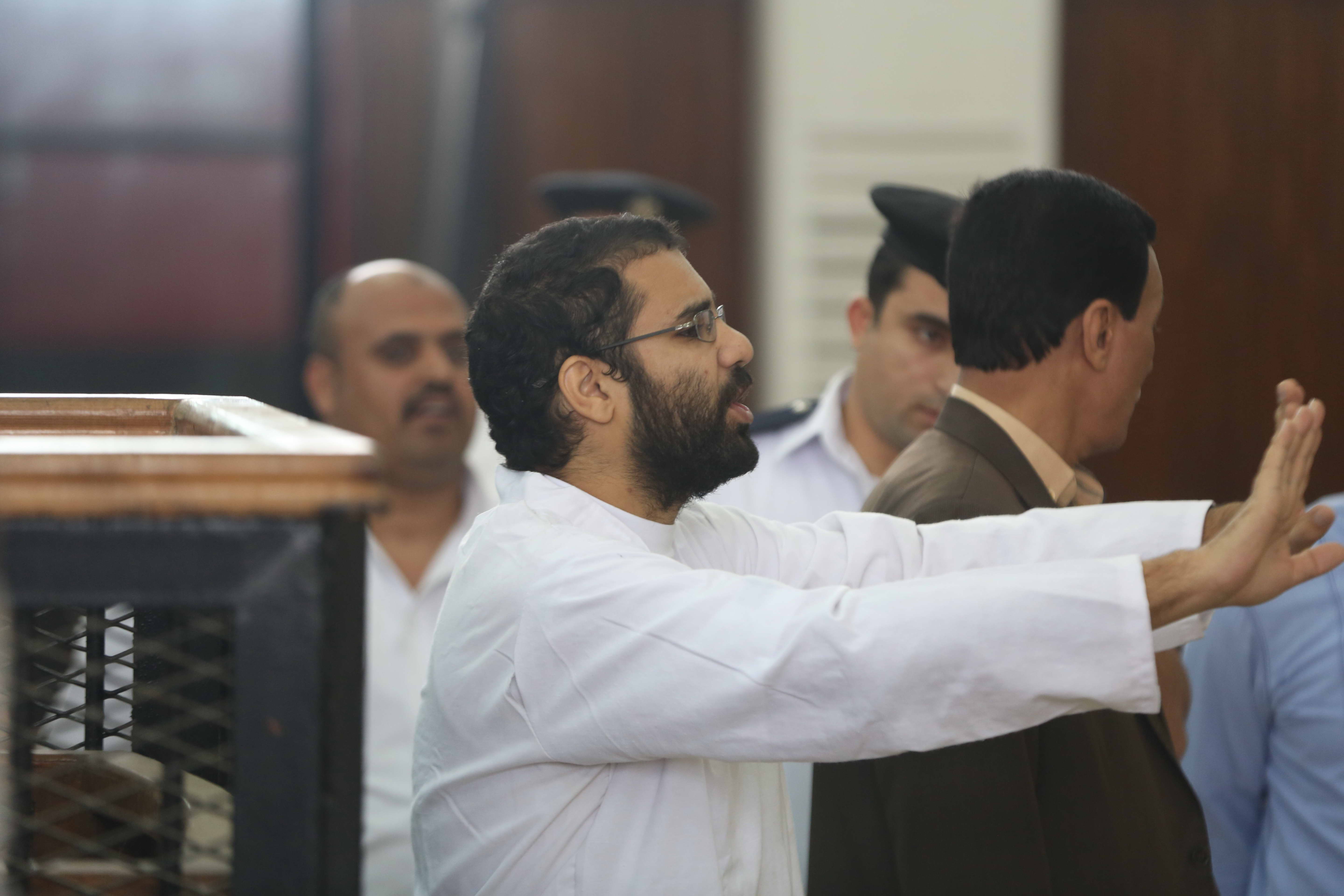 محاكمة علاء عبد الفتاح فى قضية احدث مجلس الشورى