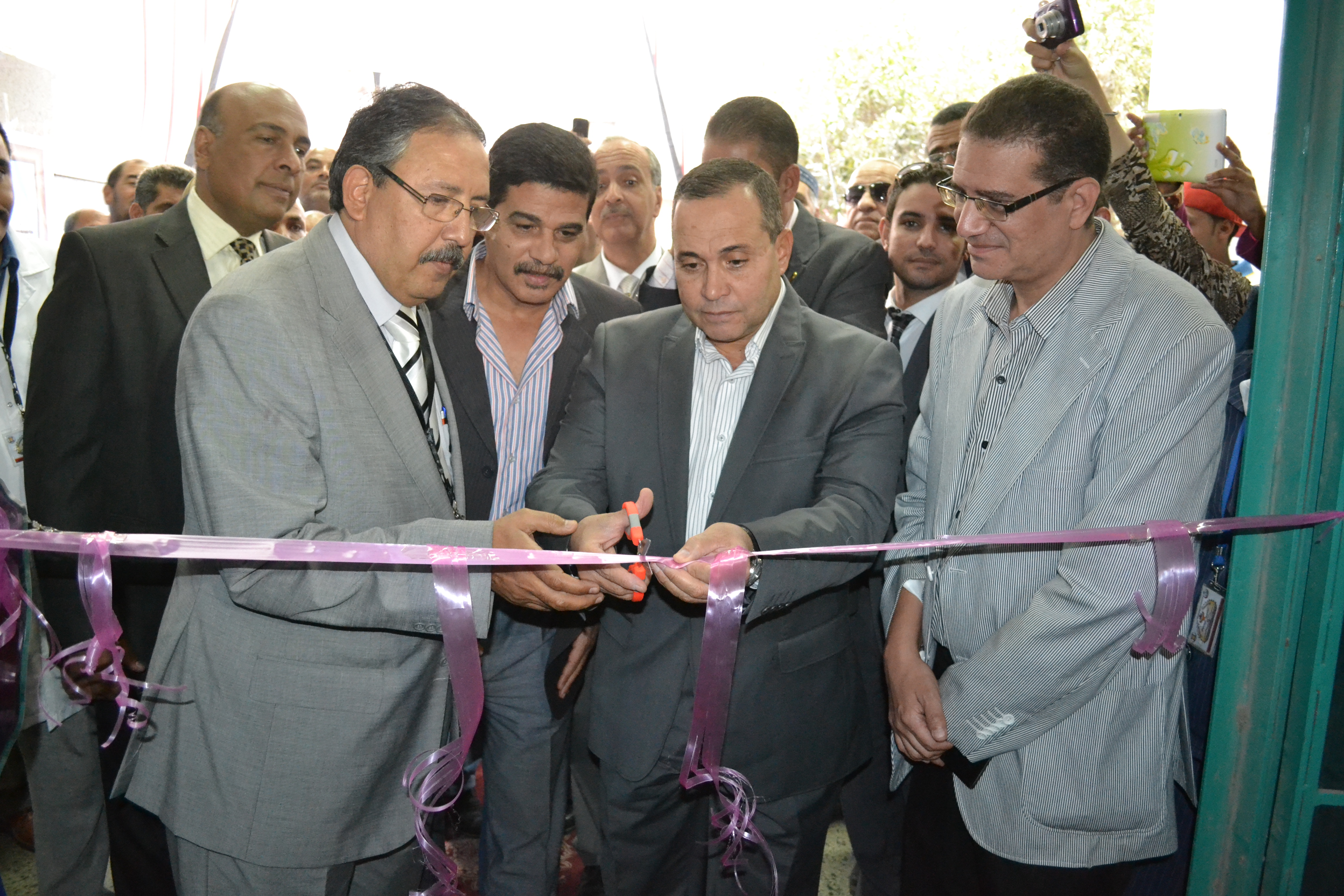 محافظ الإسماعيلية يفتتح المدرسة الثانوية الفنية للتمريض للبنين بمستشفى الأورام