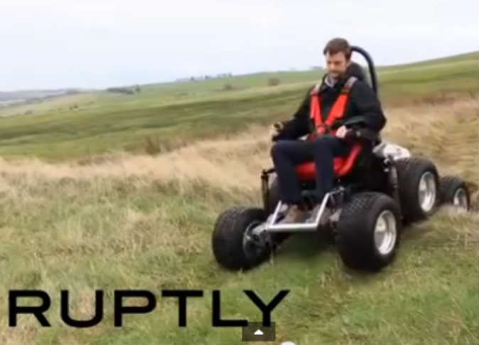 بالفيديو.. بريطاني يخترع كرسيا متحركا للتضاريس الوعرة