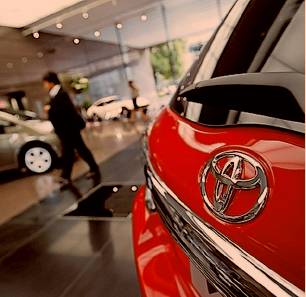 ضعف الين أمام الدولار يعزز أرباح تويوتا موتور