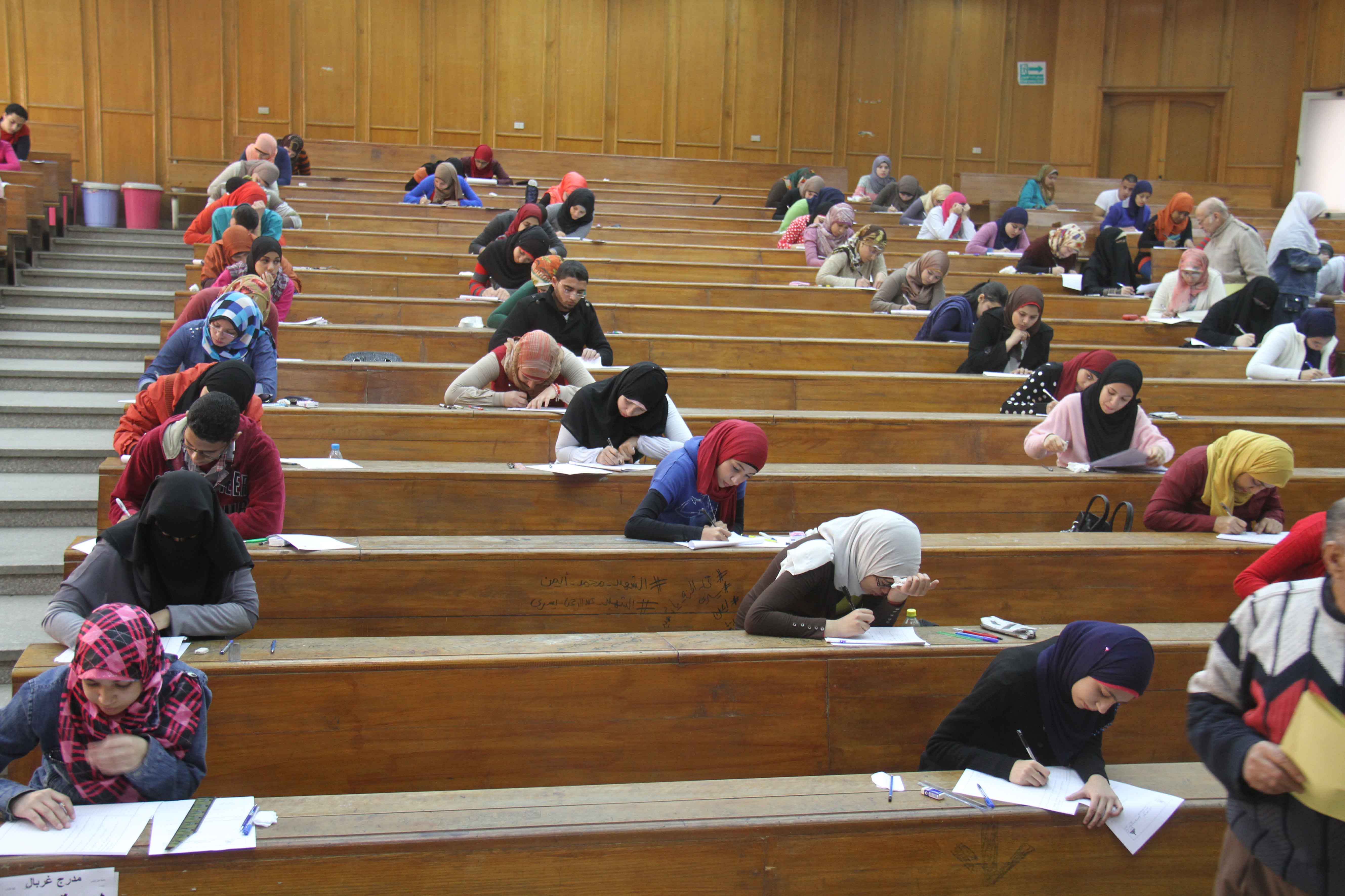 بالصور … بدء امتحانات الجامعات المصرية