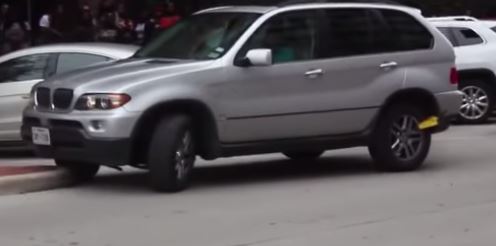 بالفيديو..سيدة ترفض قوانين المرور وتسير بسيارتها والإطار الخلفي به "كلبش"