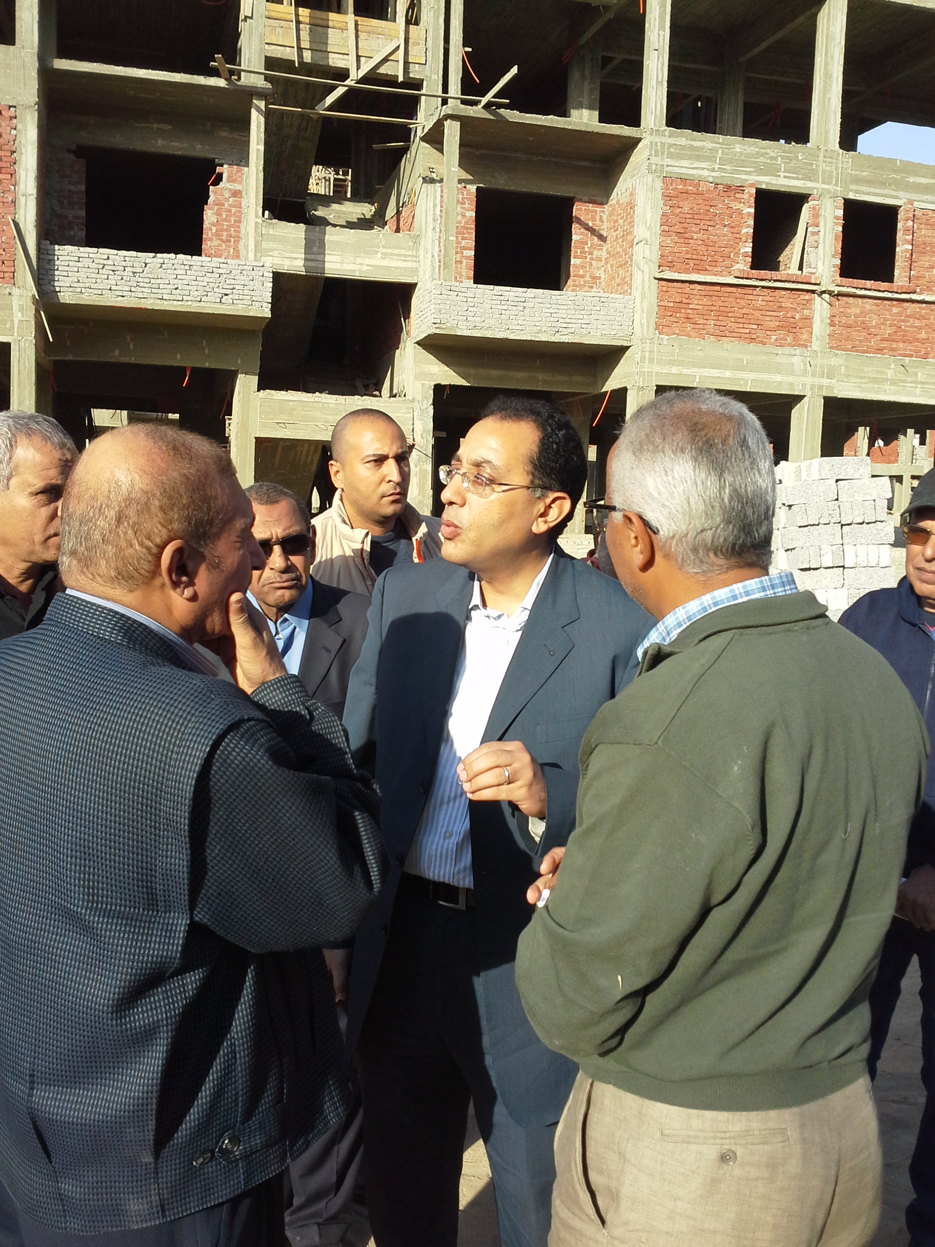 وزير الإسكان يزور مشروع المليون وحدة فى القاهرة الجديدة (2)