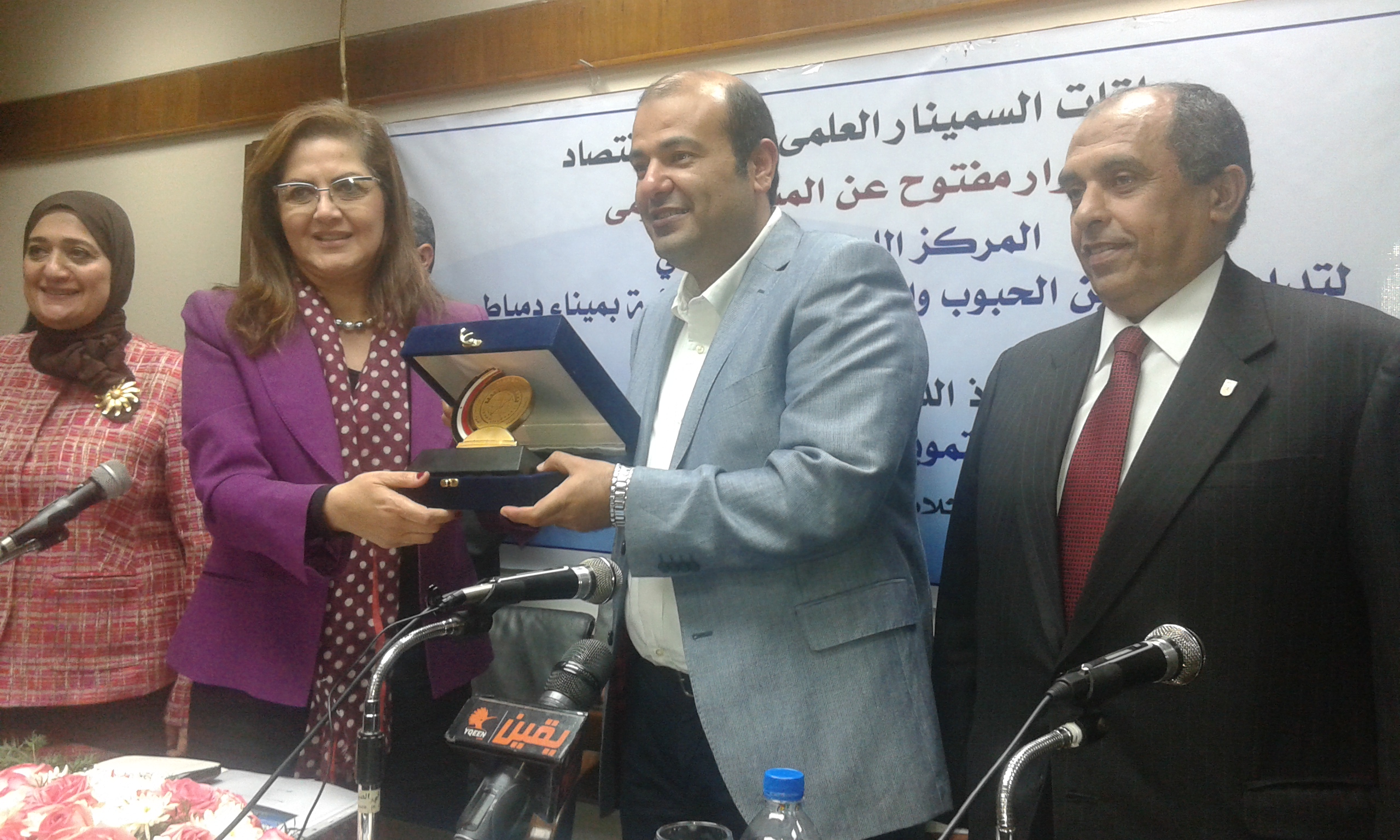 الحوار المفتوح الذي عقده الدكتور خالد حنفي وزير التموين والتجارة الداخلية مع طلبة وأساتذة كلية الاقتصاد والعلوم السياسية بجامعة القاهرة