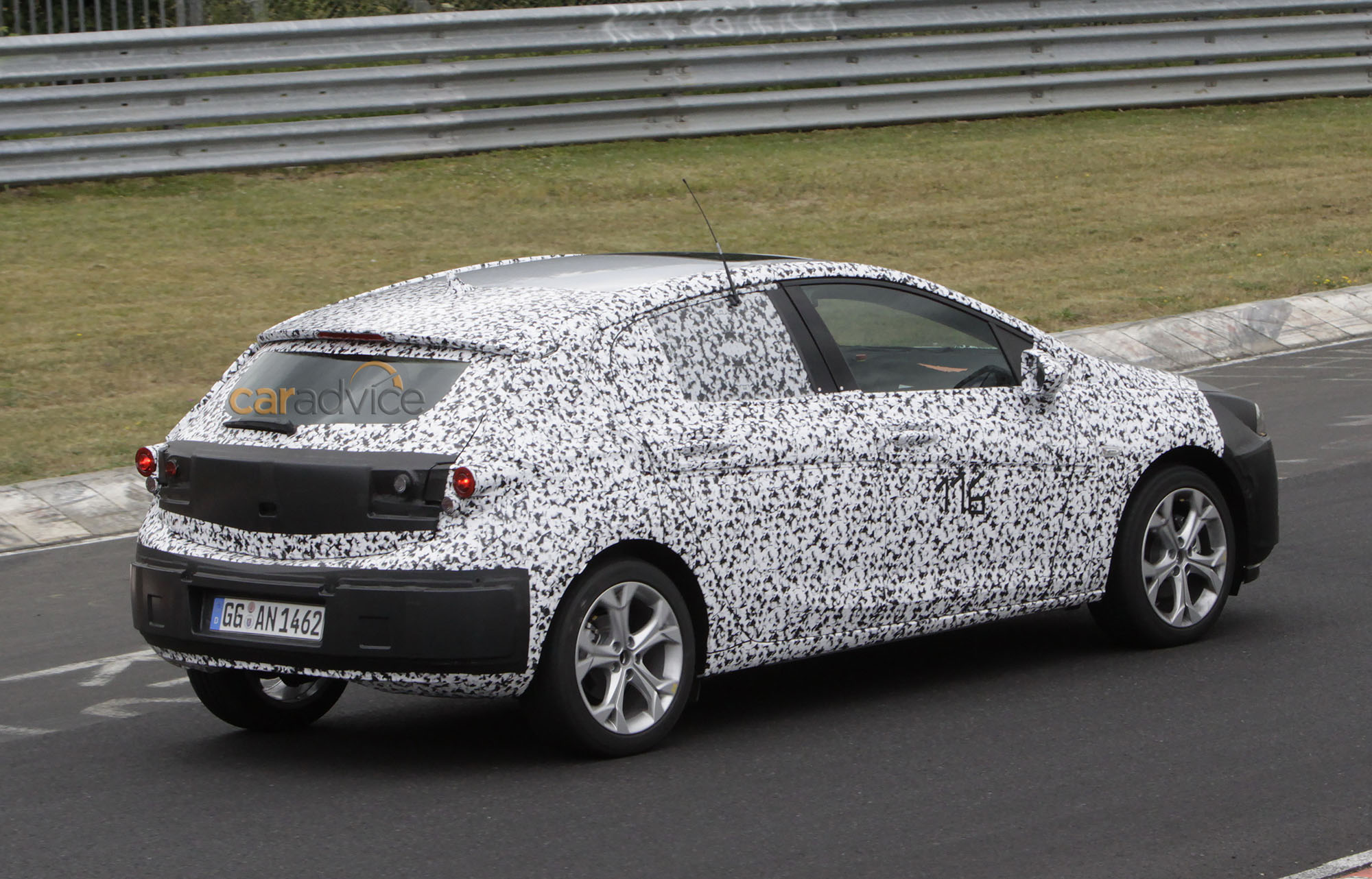 مقارنة بين مواصفات واسعار ” اوبل استرا” و”هوندا سيفيك” لعام 2015