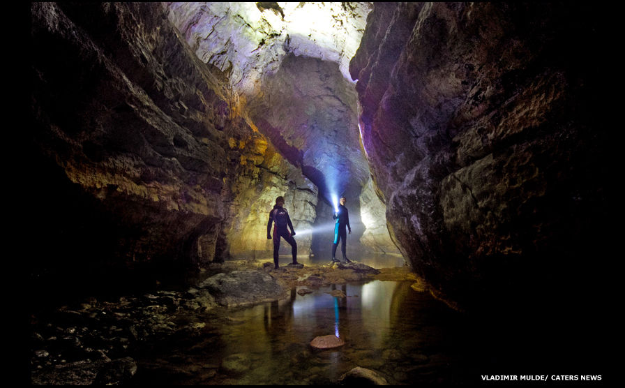 الكهوف المضيئة