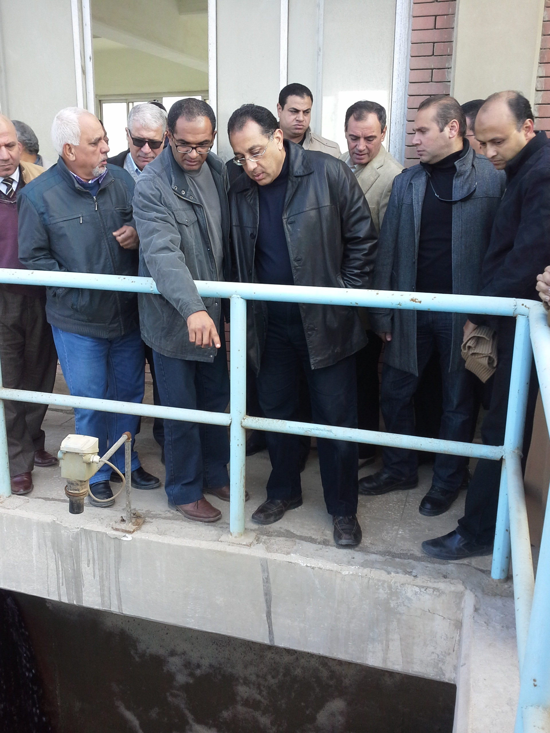 وزير اﻹسكان يتفقد محطة طامية بمحافظة الفيوم