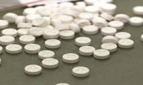 ضبط 5400 قرص مخدر بحوزة راكب قبرصي حاول تهريبهم داخل علبة بسكويت