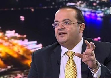 أحمد مؤنس عن جهاز علاج فيروس سي : ” أنا ماليش دعوة .. اسألوا الجيش”