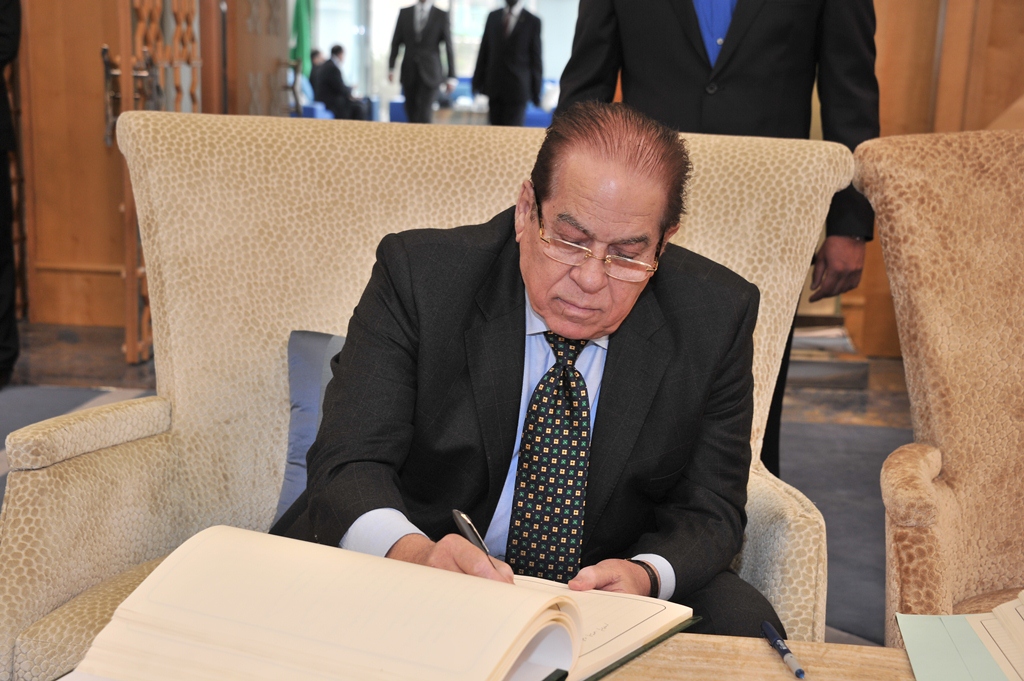 بالصور.. اليوم الثالث لعزاء الملك عبدالله وحضور الجنزورى وشوبير وطلعت زكريا