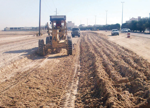 “الخليج” و”الهندسى” تبدأن تنفيذ 14 كيلو متر طرق