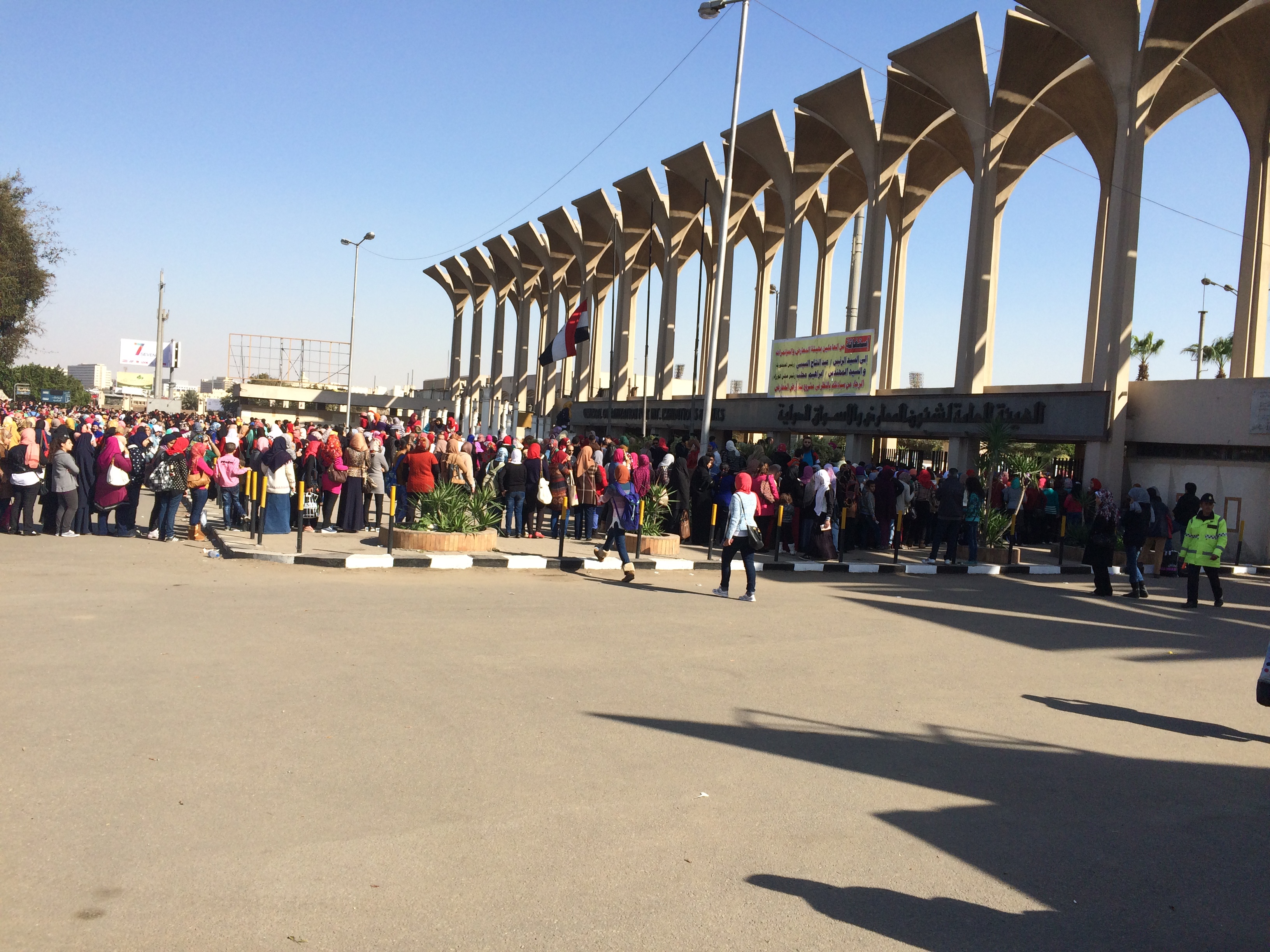 بالفيديو..طوابير غير مسبوقة أمام معرض الكتاب