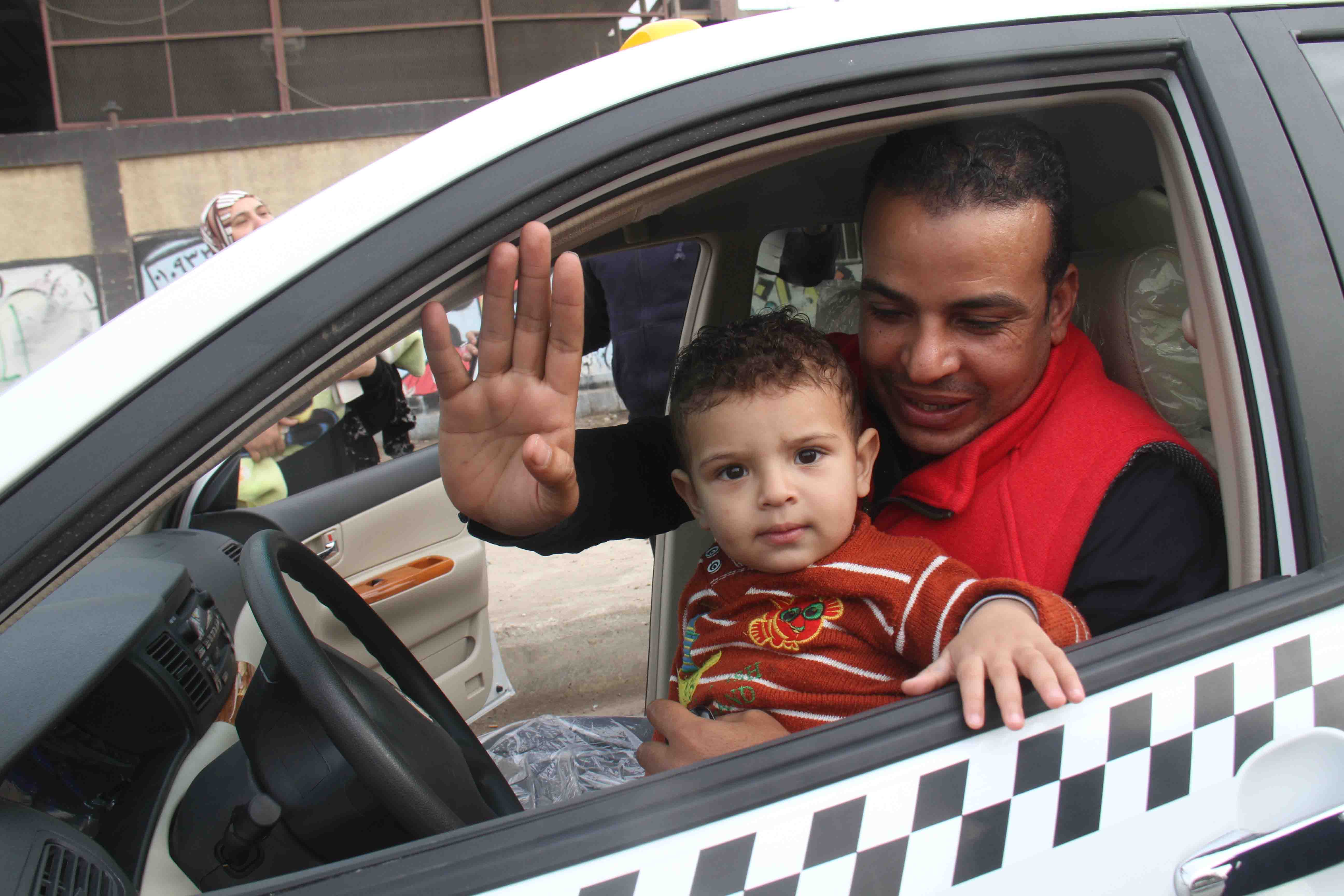 بالصور .. تسليم “سائق المطريه” تاكسى جديد بعد وعد محلب