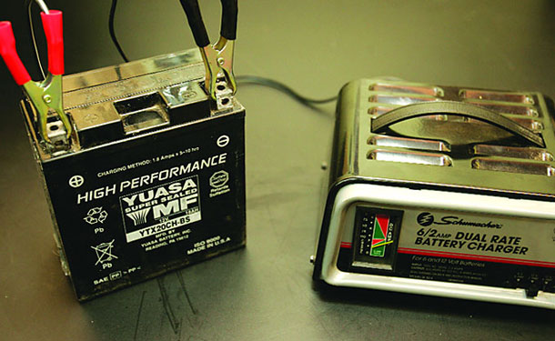 كيف تتخلص من تكلس أقطاب بطارية السيارة؟