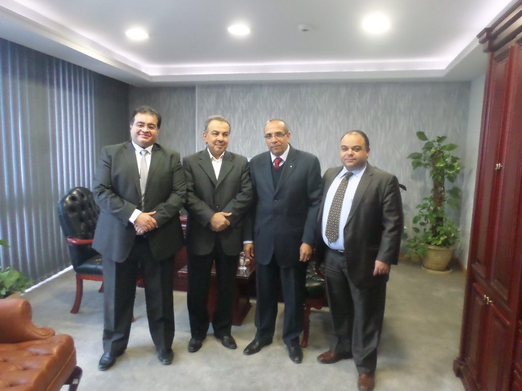 العضو المنتدب ومدير التعويضات يسلمان العميل شيك التعويض