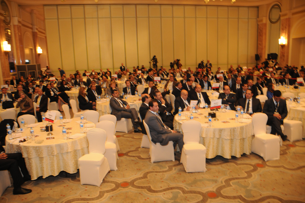 بالصور .. وزير الإسكان يدعو 150 مستثمرا عقاريا لقمة “شرم الشيخ”