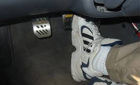 كيف توقف السيارة بدون فرامل ؟