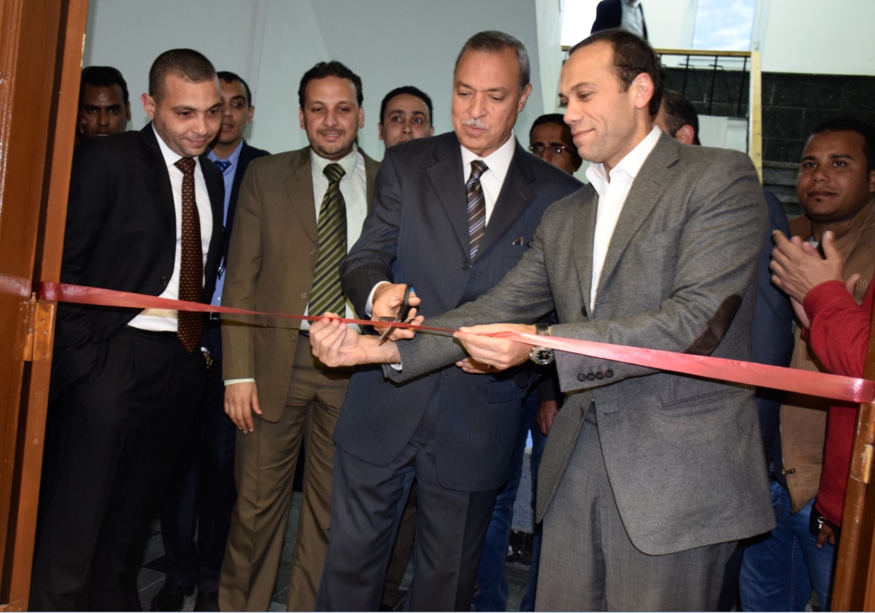 النواوى ومحافظ قنا يفتتحان أول مركز اتصالات لتقديم خدمات الدليل 140 بقنا
