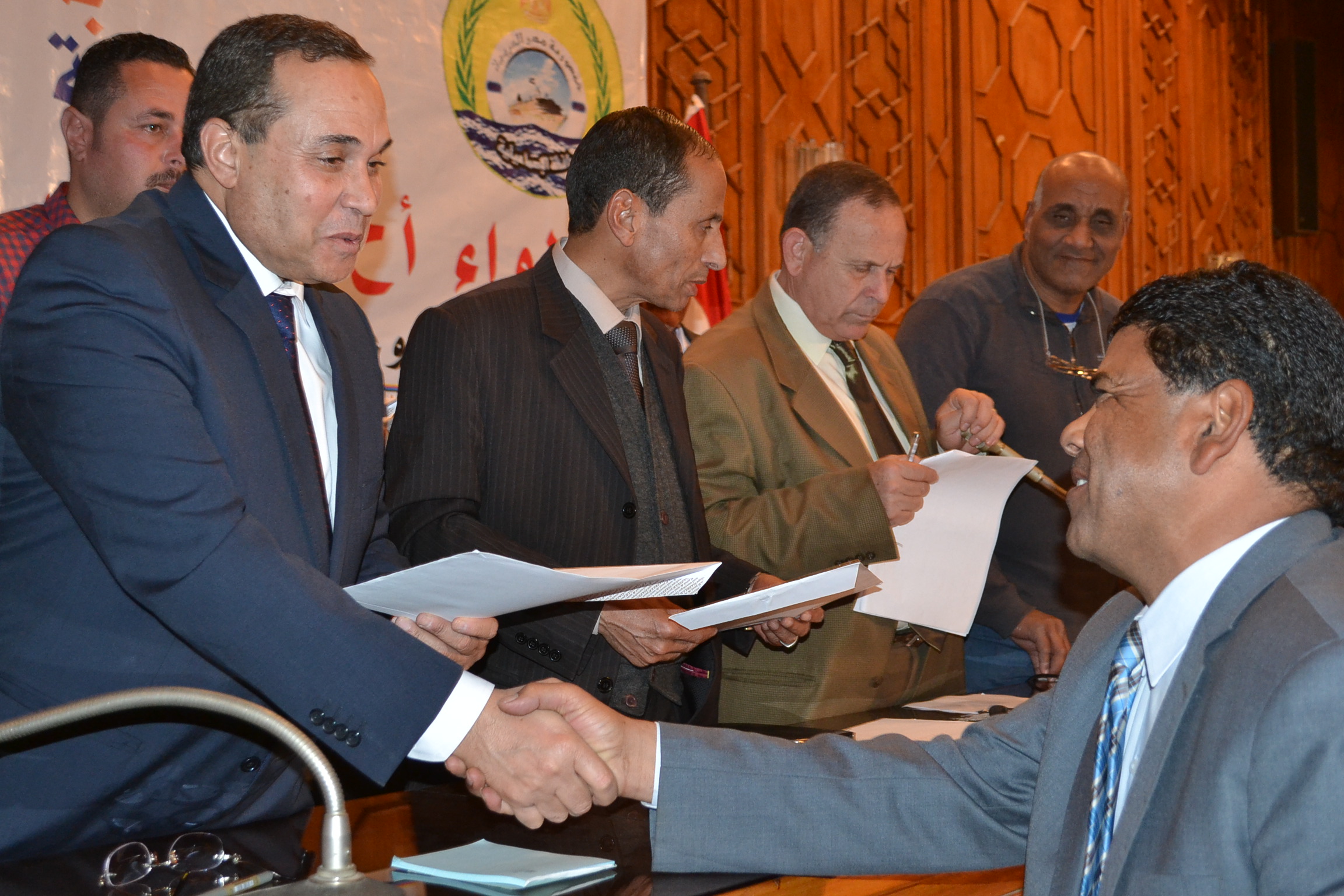 الاسماعيلية تسلم 100 عقد تمليك بمشروع إسكان للشباب