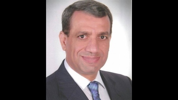 تفاصيل إحتجاز وزير النقل بالسكك الحديدية بسبب تخفيض حوافز العاملين