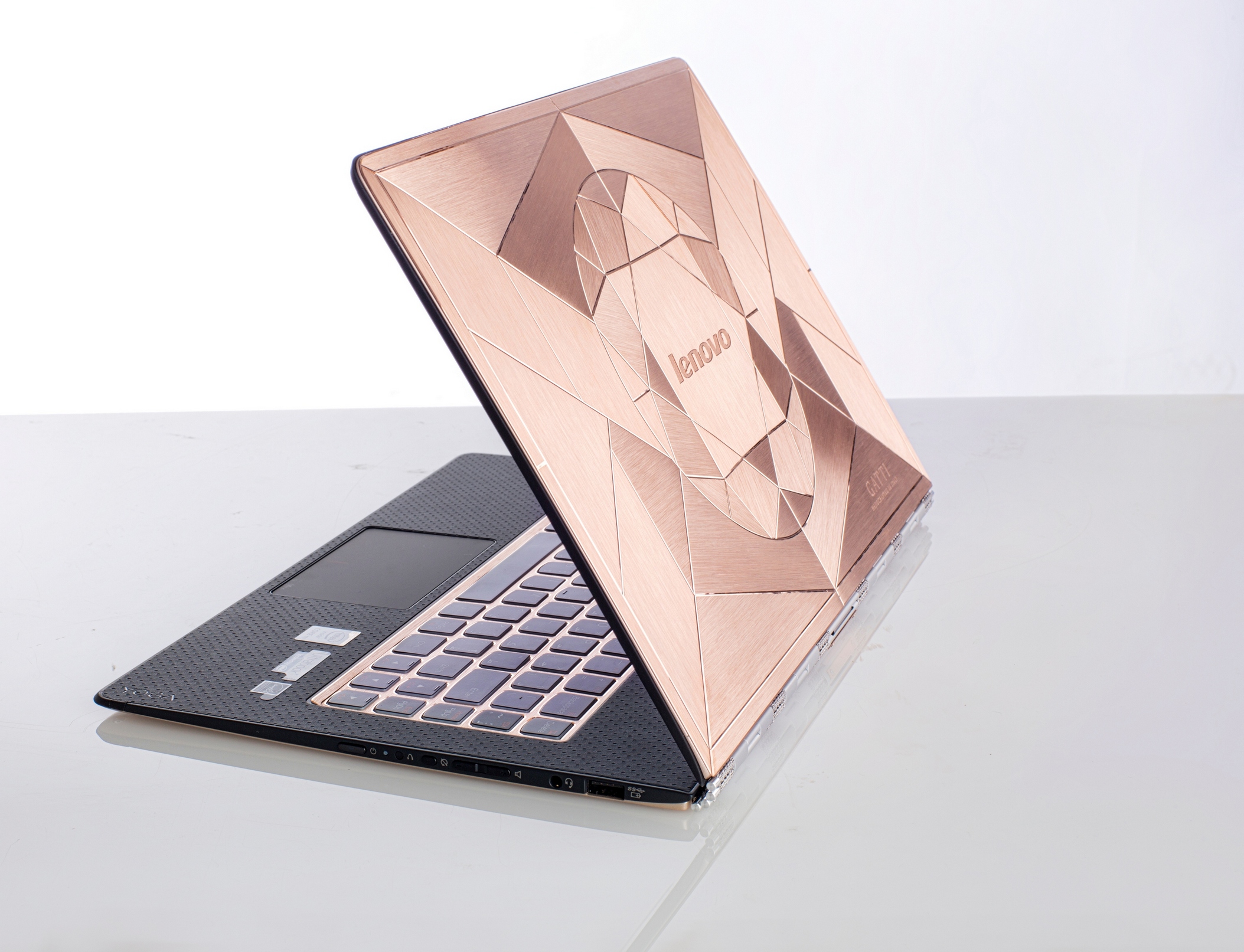 حاسوب لينوفو من الذهب