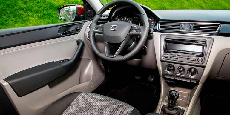 مقارنة بين مواصفات واسعار “سيات توليدو” و”رينو ميجان” لعام 2015